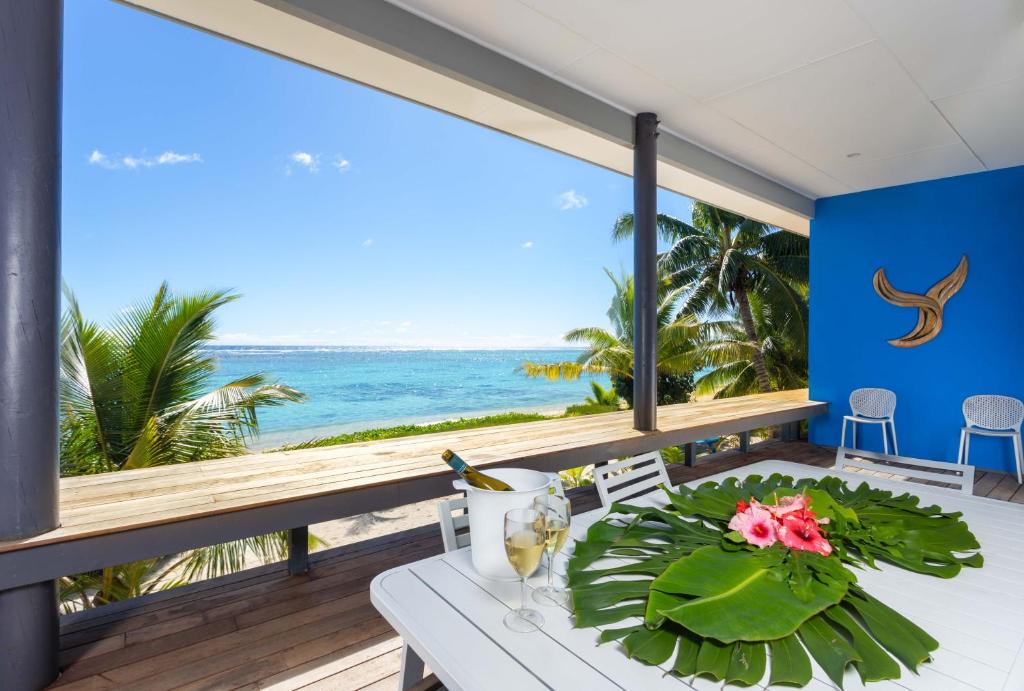 拉罗汤加Panama Beachfront Apartments, Rarotonga的一张餐桌,享有海景