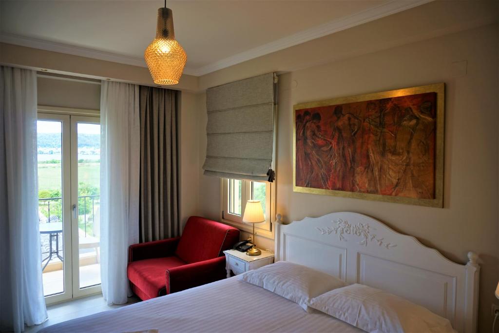 约阿尼纳阿尼莫利亚温泉度假酒店 的一间卧室配有一张床和一张红色椅子