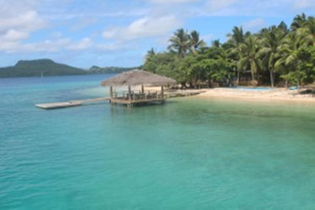 Utungake同安海滩度假村的小岛,海滩上设有小屋