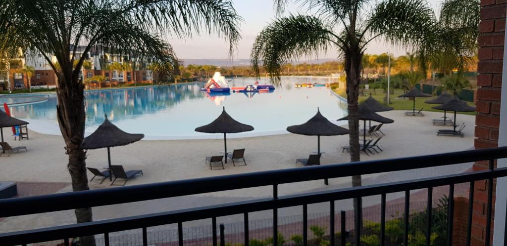 比勒陀利亚Blyde Lagoon View Apartment的阳台享有游泳池的景致。