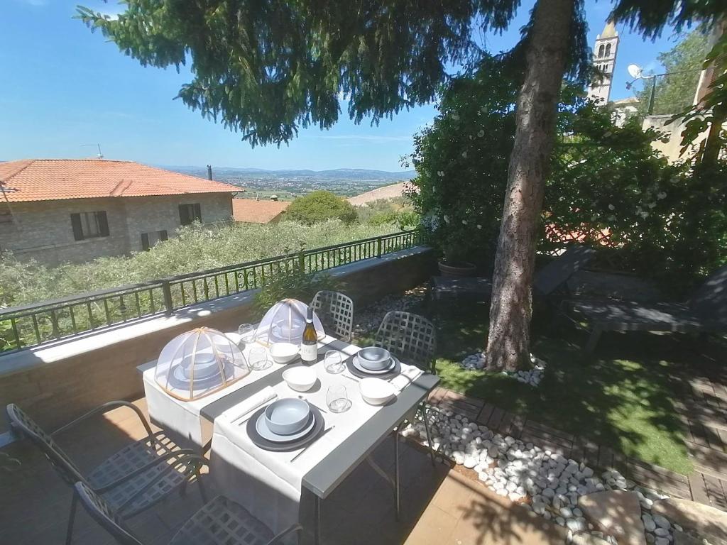 阿西西Assisi Garden Suite的天井上的桌子上摆放着盘子和盘子