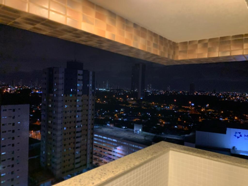 若昂佩索阿Manaíra Apart Hotel的夜晚从建筑的顶部欣赏美景