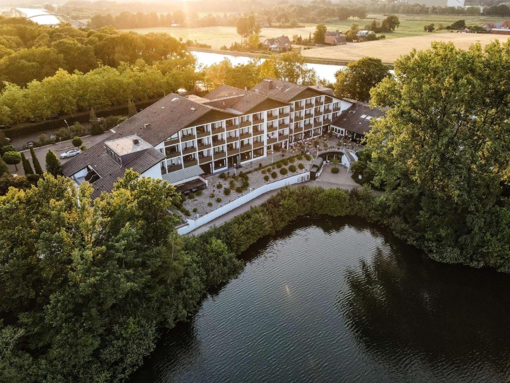 明斯特克朗特克雷默贝斯特韦斯特PREMIER酒店的享有酒店在湖面上的空中景色