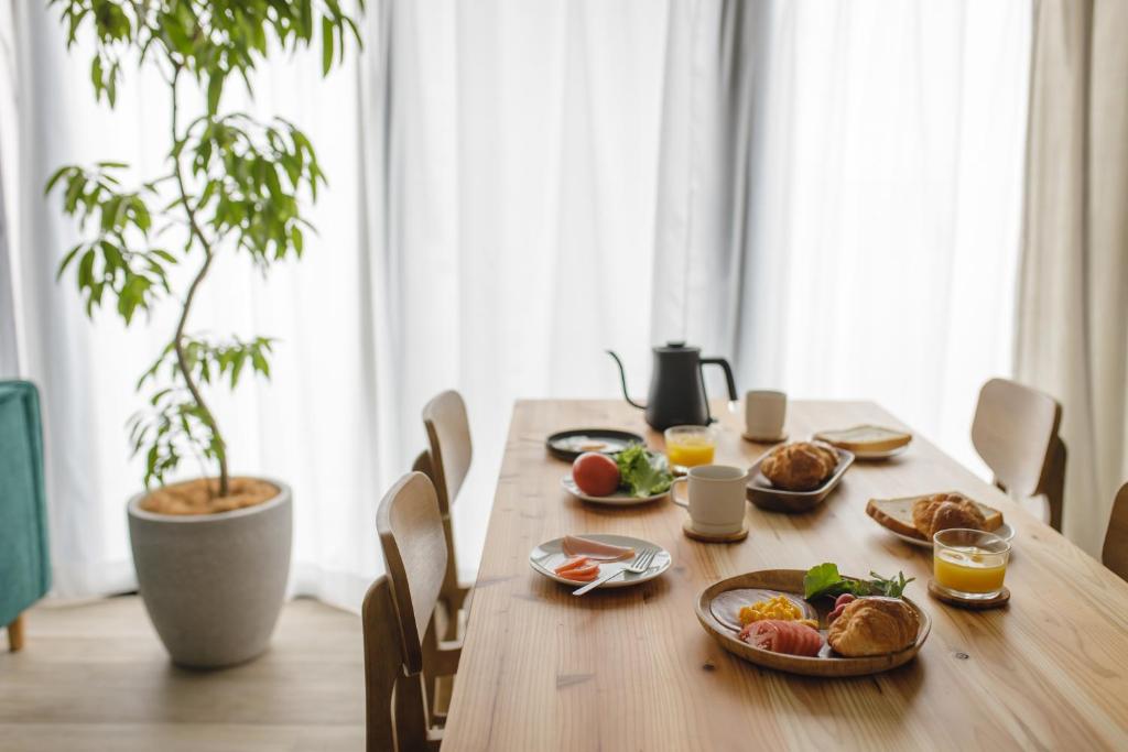 东京THREE的一张木桌,上面放着食物盘