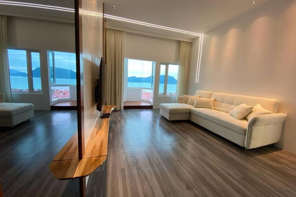 瓜埠Ikiru Japanese Tatami Convenient Seaview Apartment的客厅配有白色的沙发和桌子