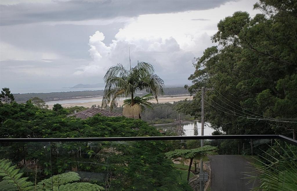 楠巴卡黑兹Nambucca Beach House的享有树木和海滩的路景