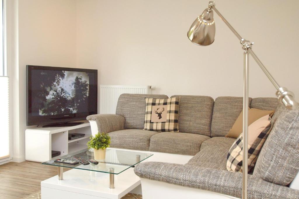 海利根达姆Residenz von Flotow Wohnung 01的带沙发和电视的客厅