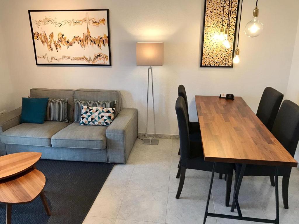 托罗克斯Residentie Montesol的客厅配有沙发和桌子