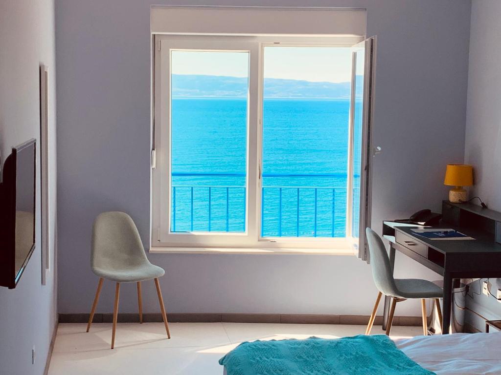 斯普利特Hotel Elu Iris的一间卧室设有海景窗户