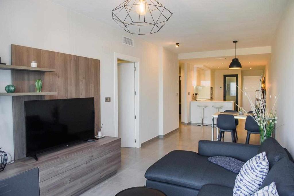 格兰阿利坎特Light and Modern Sea View Apartment的带沙发和平面电视的客厅