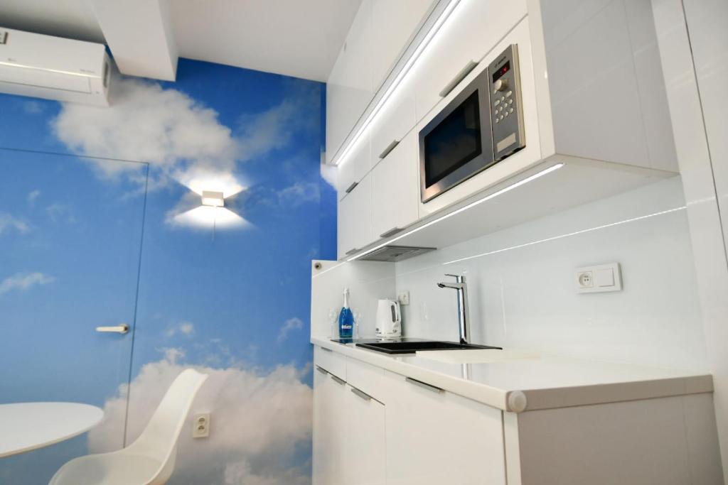 尼彻兹Blue Sky Apartments Rezydencja Niechorze的厨房配有水槽和微波炉
