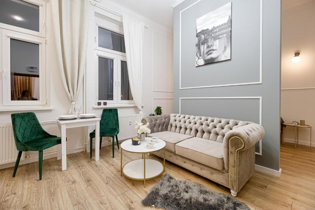 皮拉Niron Apartament Dom z Papieru Sztokholm的客厅配有沙发和桌椅