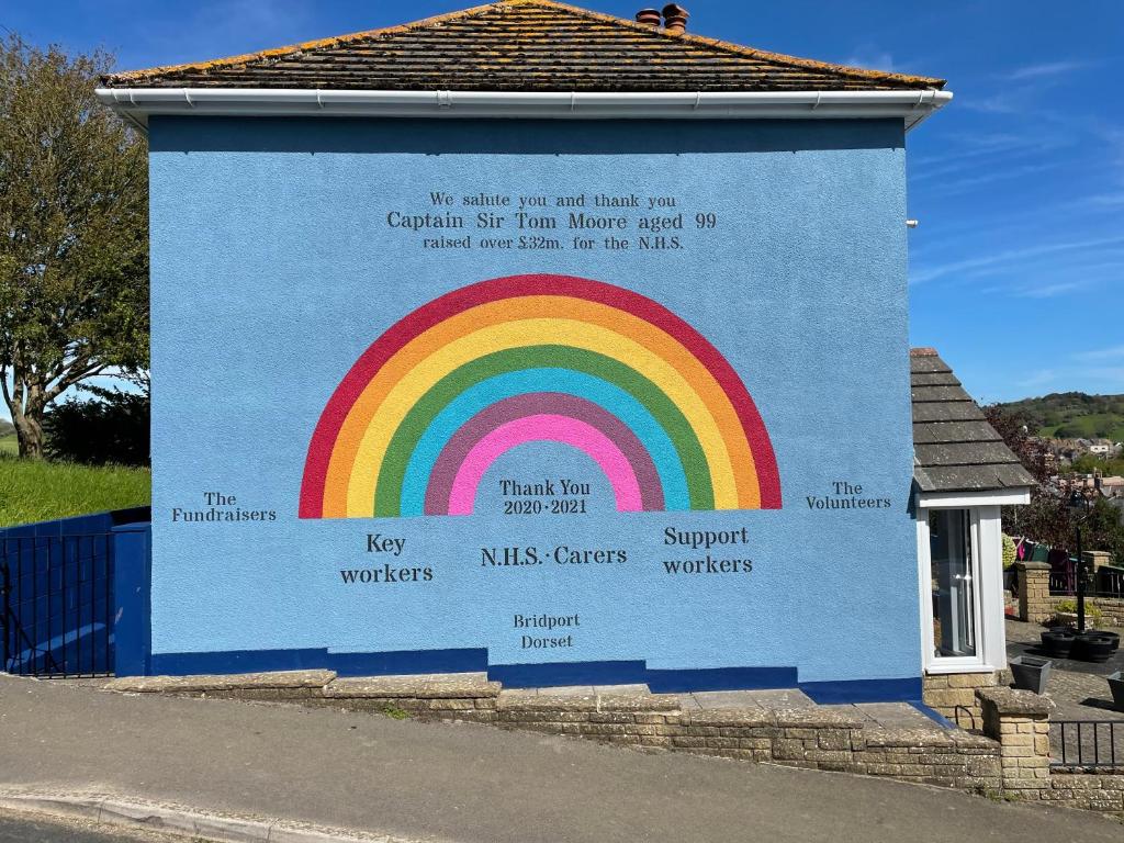 布里德波特Southcroft的一座建筑物边的彩虹壁画