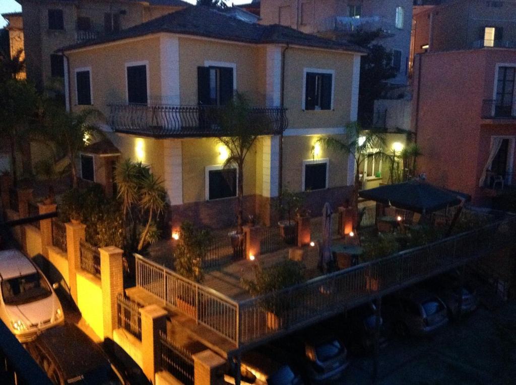 阿格罗波利Villa Scotillo Boutique Hotel的带阳台的房屋,晚上有灯
