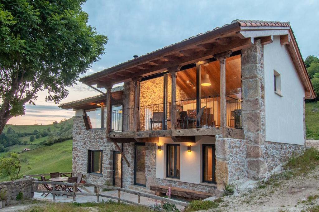 坎加斯-德奥尼斯Pulieru - Picos de Europa views, designed for all seasons的山丘上的房子,有环绕的甲板