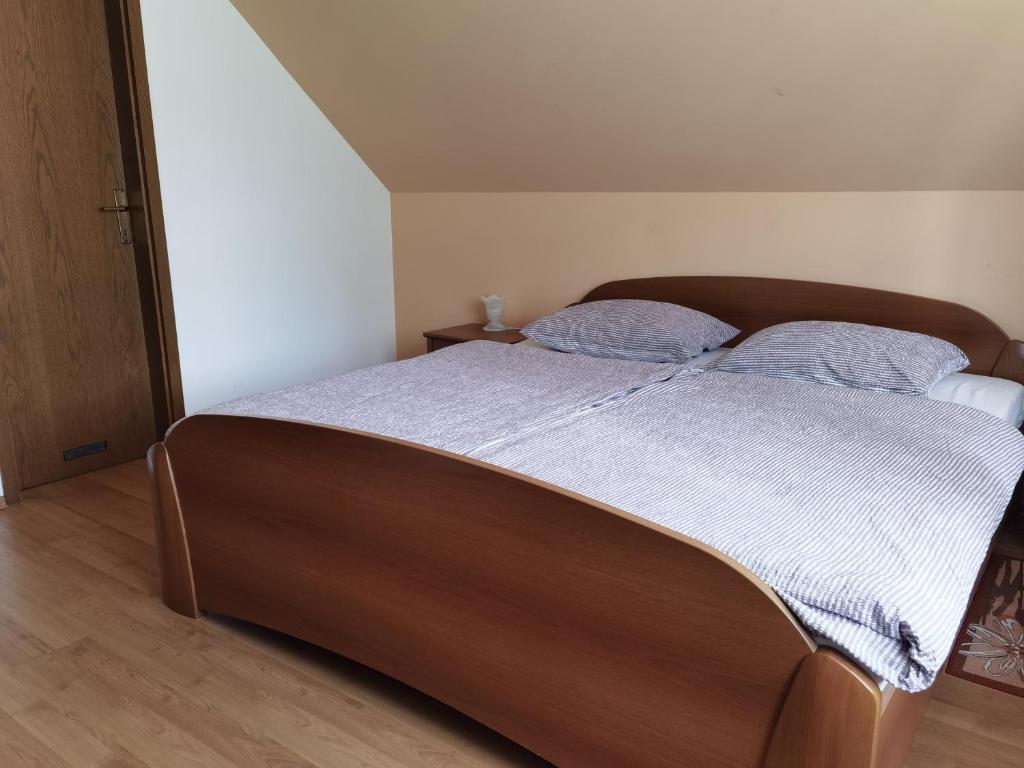 Kal-KoritnicaGostišče Hedvika的一间卧室配有一张大床和两个蓝色枕头