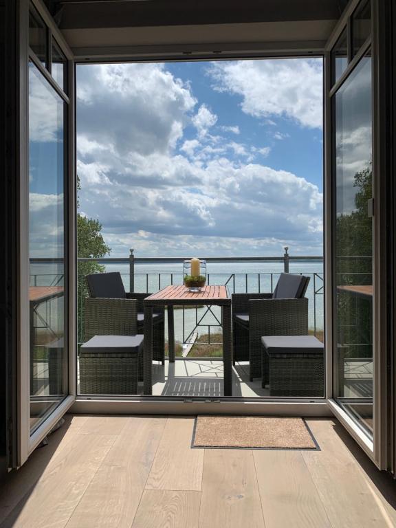 瓦伦Eldenholz FeWo8的阳台享有海景。