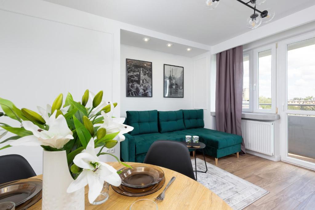 华沙Metro Marymont Apartment by Renters的客厅配有绿色沙发和桌子