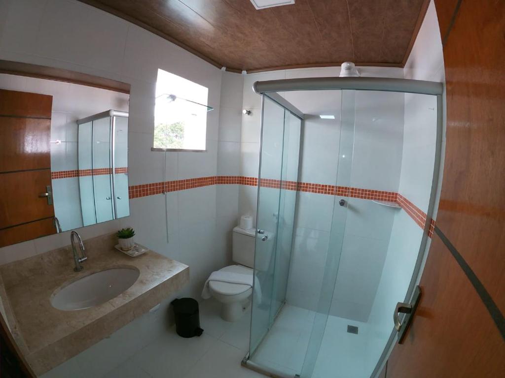 莫罗圣保罗莫罗圣保罗酒店的一间带玻璃淋浴和卫生间的浴室