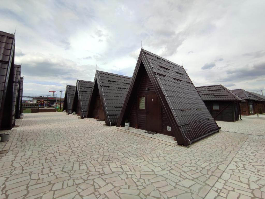 多博伊Ribarski konaci的一排带屋顶的小木结构建筑