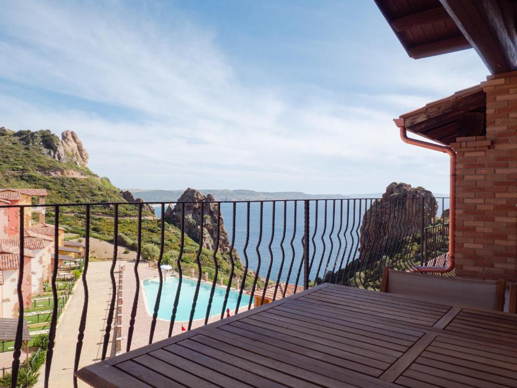 内比达La Casa Del Mare Tanca Piras的享有游泳池和山脉美景的阳台。