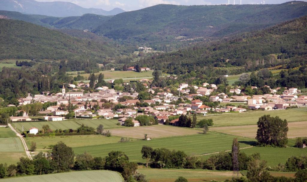 EspelucheLe petit provencal的绿色山丘山谷中的小镇