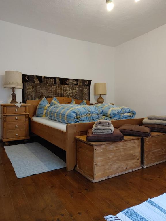 奥巴曹洛克Cherry Apartman的一间卧室配有一张木架床和2个床头柜。