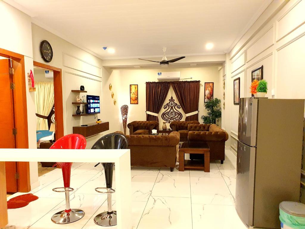 拉瓦尔品第Executive Apartments In Bahria Heights的客厅配有2张沙发和冰箱