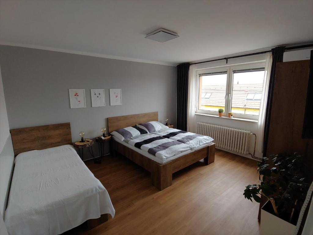 BoršiceApartmán Lenka的一间卧室设有一张床和一个窗口