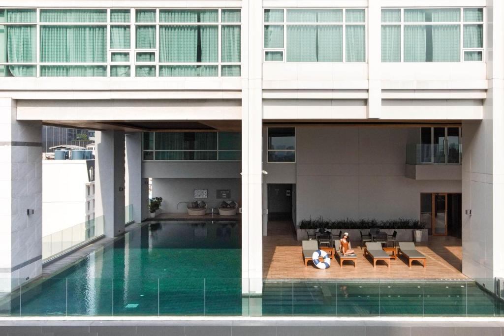 曼谷曼谷茉莉花59号酒店 (Jasmine 59 Hotel Bangkok)的享有带游泳池的大楼的外部景致