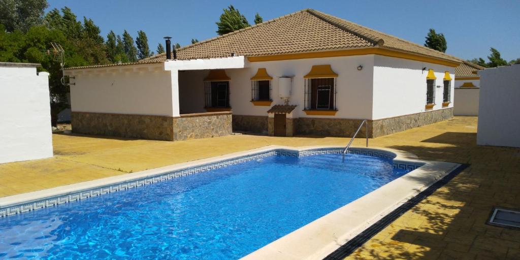 阿尔加尔Alojamiento rural " Las Carmenes "的别墅前设有游泳池