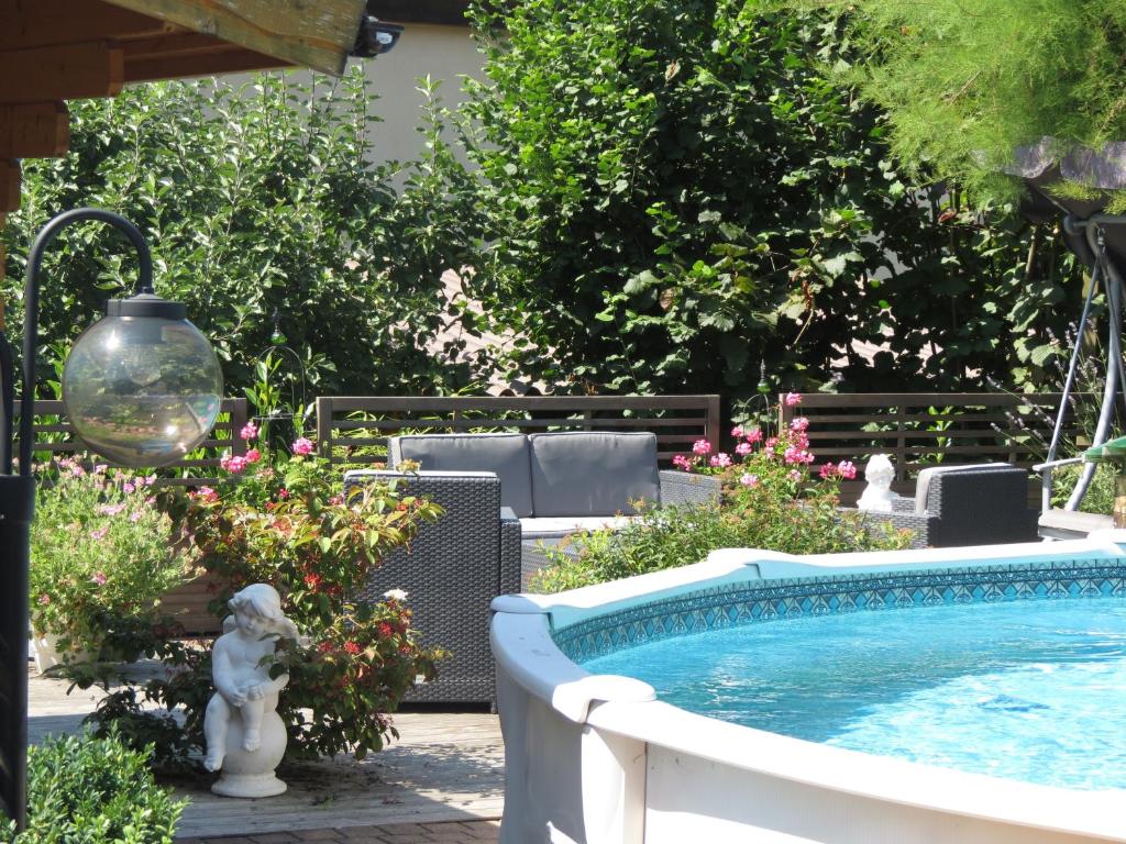 马里勒格兰德安德烈住宿加早餐旅馆的鲜花庭院中的游泳池