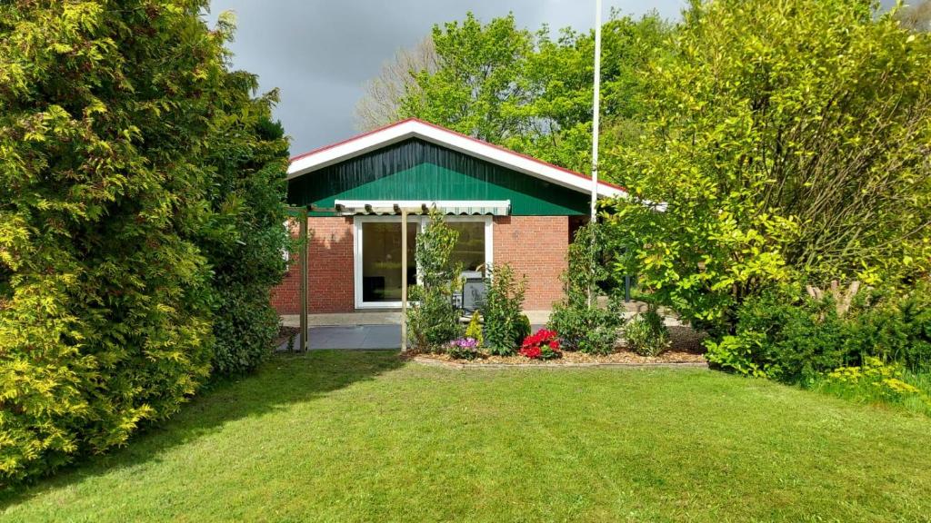 劳雷尔苏格Robbenoort 45的一座带绿色屋顶的红砖小房子