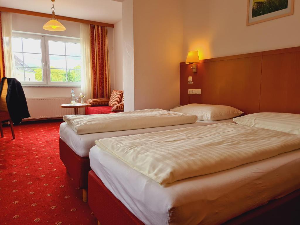 施泰尔兰德格斯托弗维特菲尔德酒店的酒店客房设有两张床和窗户。