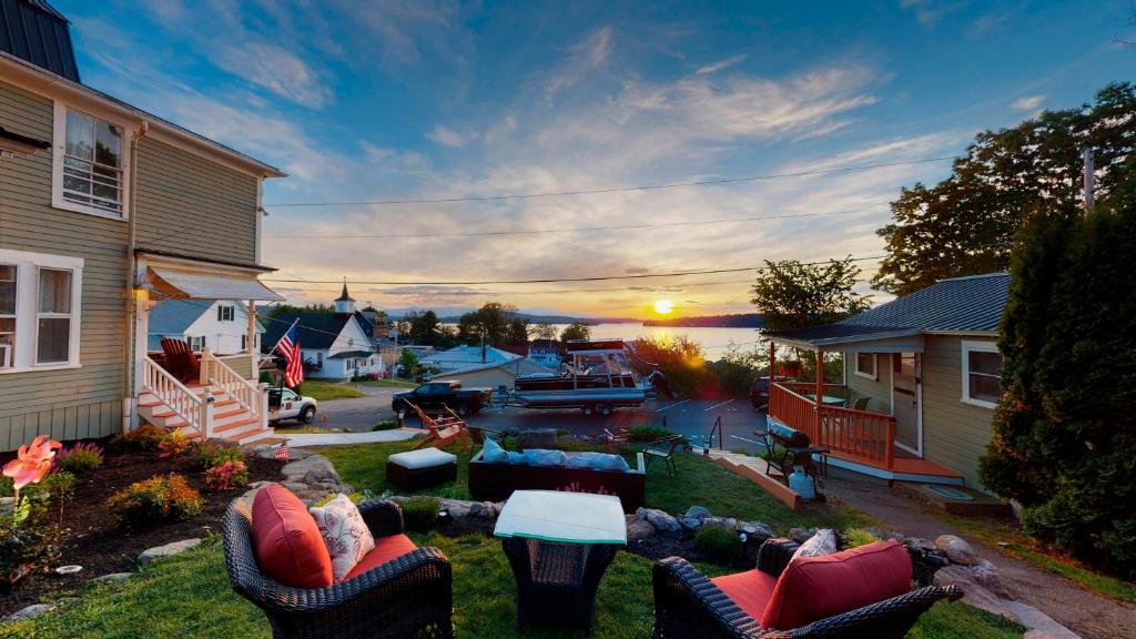 威尔斯海滩The Lakeview Inn & Cottages的后院配有沙发和桌子