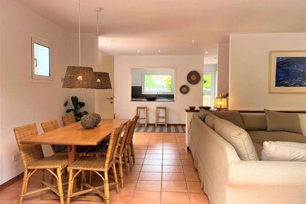 卡达克斯LLEBEIG -Casa mediterránea con gran jardín的带沙发和餐桌的客厅