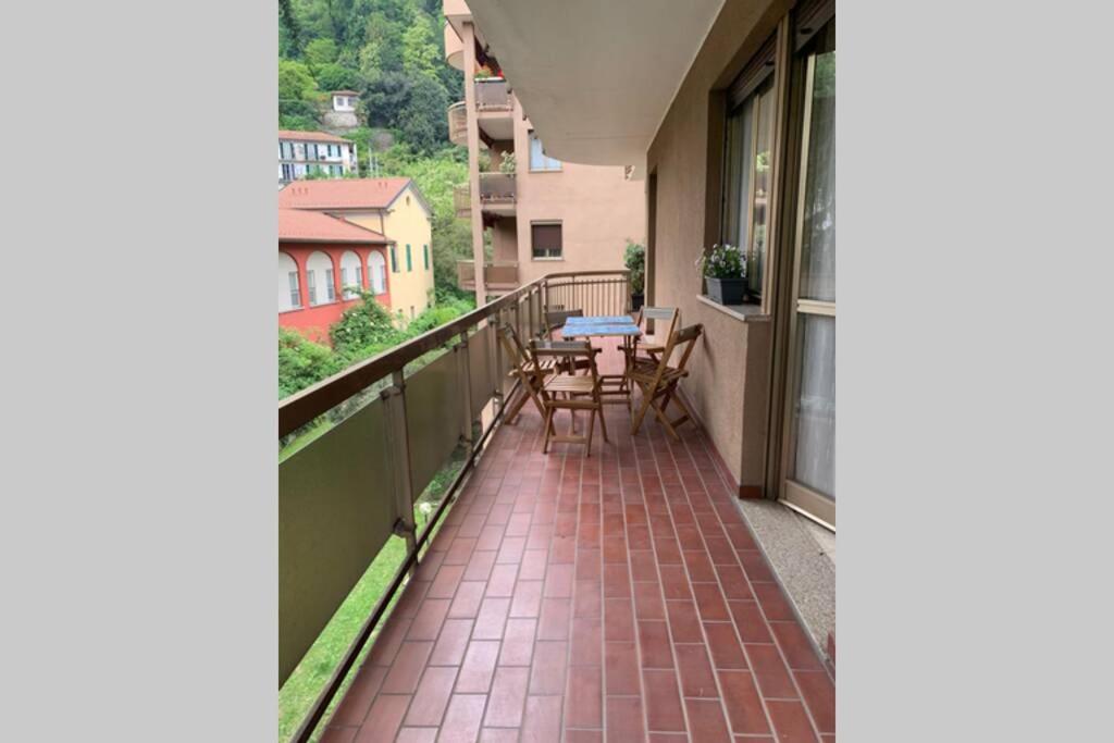 科莫Lario Promenade: family friendly apartment in Como的阳台配有桌椅。