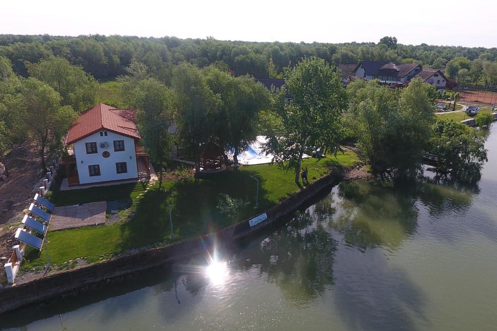 UzlinaDumbrava的水面上岛上房屋的空中景观