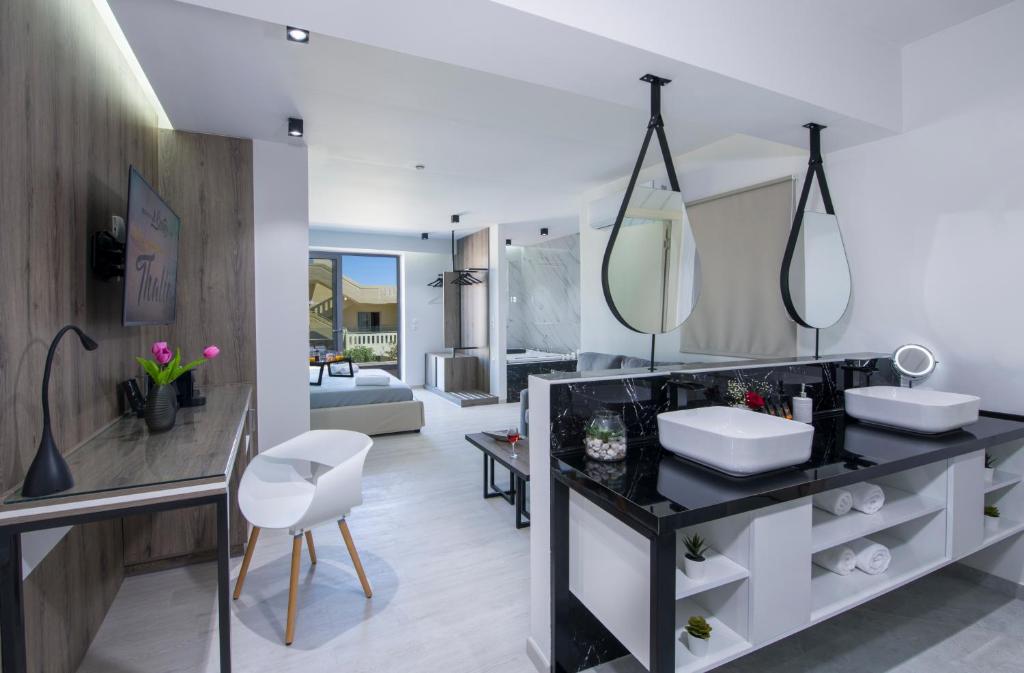 埃亚玛琳娜奈奇多xSuites的一间带两个盥洗盆和大镜子的浴室