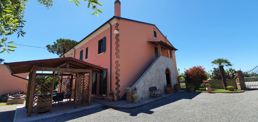 切奇纳Appartamento Colle Mezzano的一座粉红色的小建筑,顶部有塔