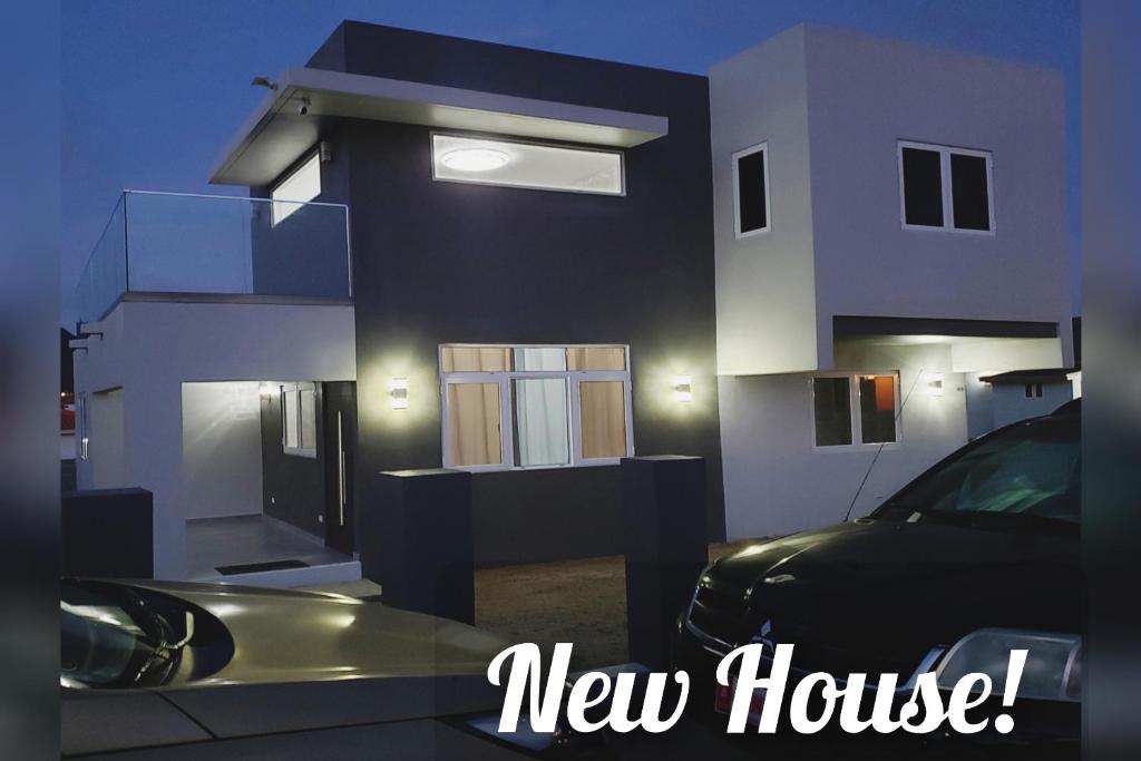 奥拉涅斯塔德Aruba Vacation House - Cozy and Modern!的一座新房子,前面有一辆汽车