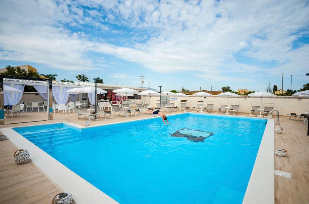 夏卡Bono Vacanze Villa San Marco Luxury Holidays Homes & Hotel的游泳池里的人