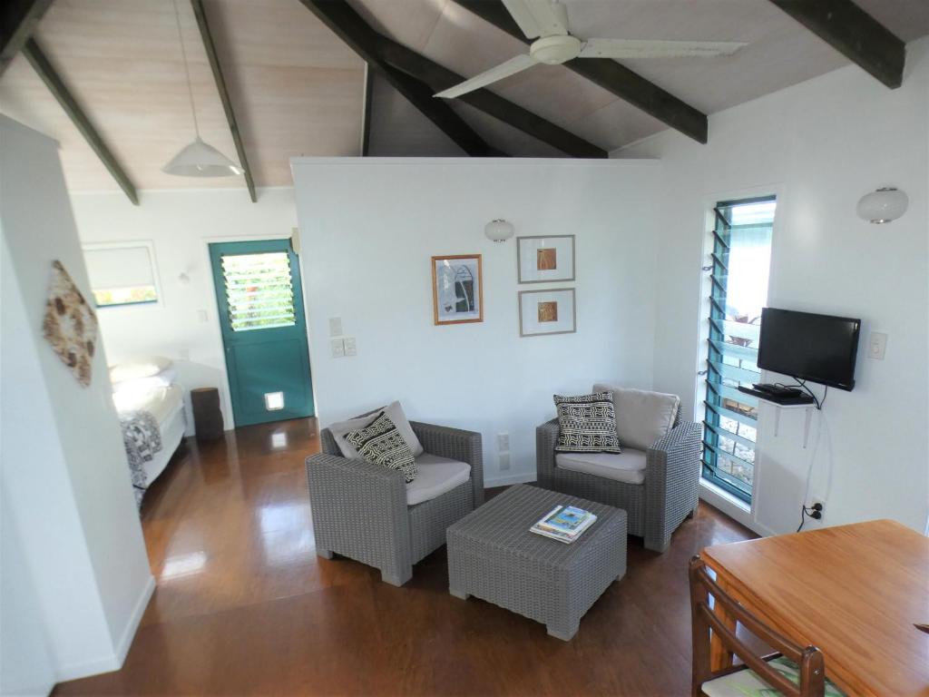 拉罗汤加Aroa Kainga Bungalows and Apartment的客厅配有沙发、椅子和电视
