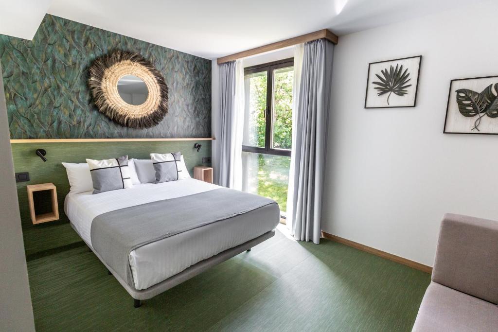 坎加斯-德奥尼斯Hotel Ecos del Sella的一间卧室设有一张大床和一个窗户。