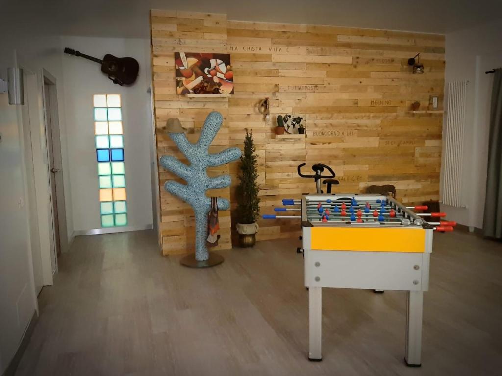 巴勒莫Casavacanze Tuttapposto的木墙前设有桌上足球的房间
