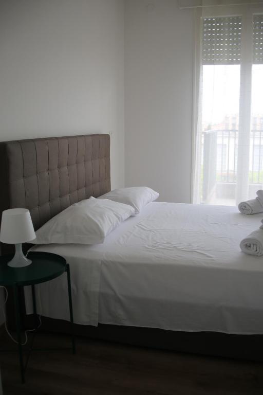 帕多瓦Tourism E Business Superior Rooms的一间卧室配有一张床、一张桌子和一个窗户。