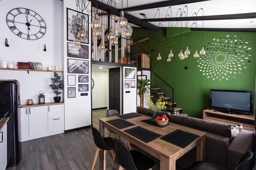 切尔诺莫斯克Две квартиры вместе для размещения 10 человек的客厅设有桌子和绿色的墙壁