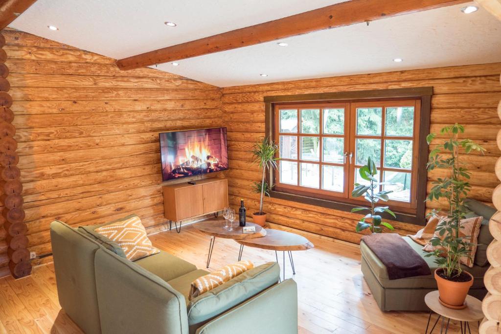 温特贝格Ferienhaus Naturliebe的客厅设有木镶板和电视。