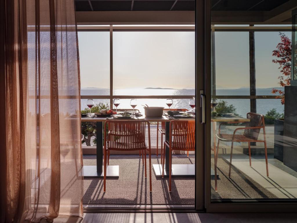 阿纳维索斯3 Olive Trees的客房设有带桌椅的阳台。