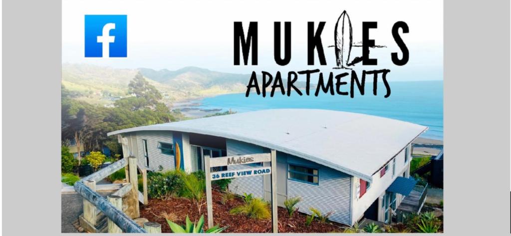 阿希帕拉Mukies Apartments的一本书,书封了一座建筑物,上面写着护士公寓的字样